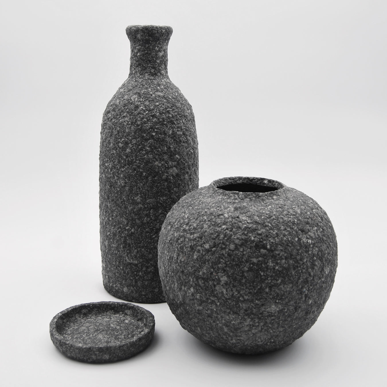 botella, jarrón redondo, plato pequeño hechos a mano con papel maché en Galicia decoración de interiores artesanía sostenible