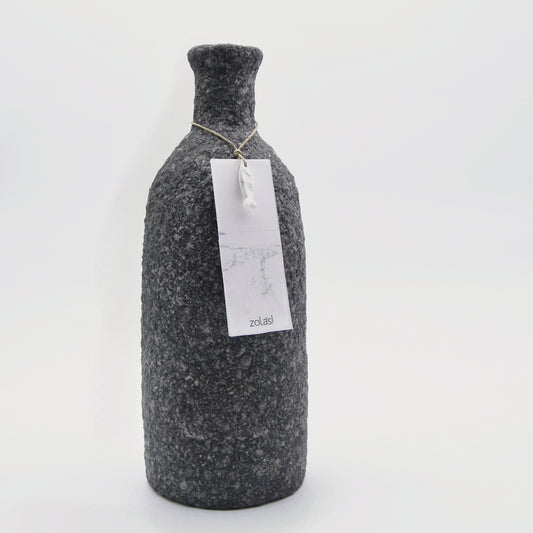 vista frontal con etiqueta de botella gris hecha a mano con papel maché en Galicia decoración de interiores artesanía sostenible