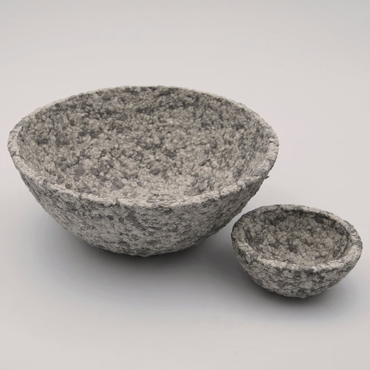 Cuencos grande y pequeño blanco y gris textura hechos a mano con papel maché artesanal en Galicia