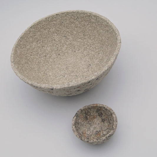 vista cenital dos cuencos hechos en Galicia con papel maché colores textura piedra beige gris y terracota artesanía sostenible