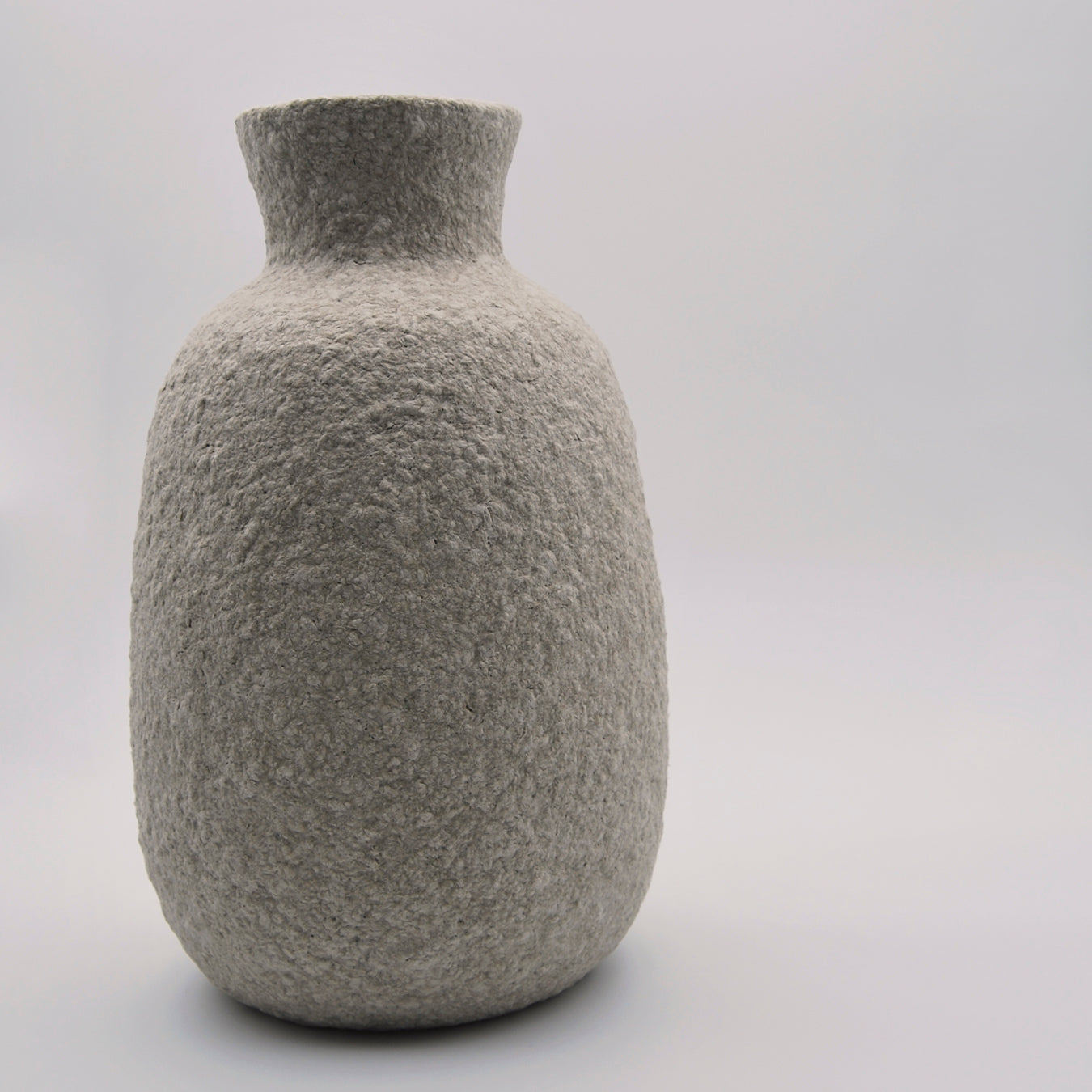 Jarrón grande artesanal de papel maché en tonos blanco y beige hecho a mano en Galicia para flores secas