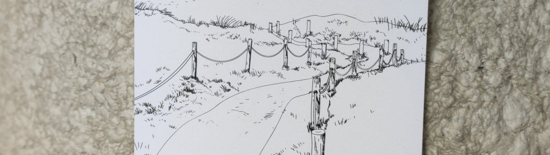 Ilustración de la playa de Seaia en Malpica que inspira las etiquetas de Zolás artesanía gallega
