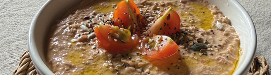 Paté de caballa con tomates cherry servido con aceite de oliva y semillas