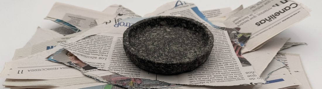 cuenco de papel maché hecho a mano sobre hojas de periódico
