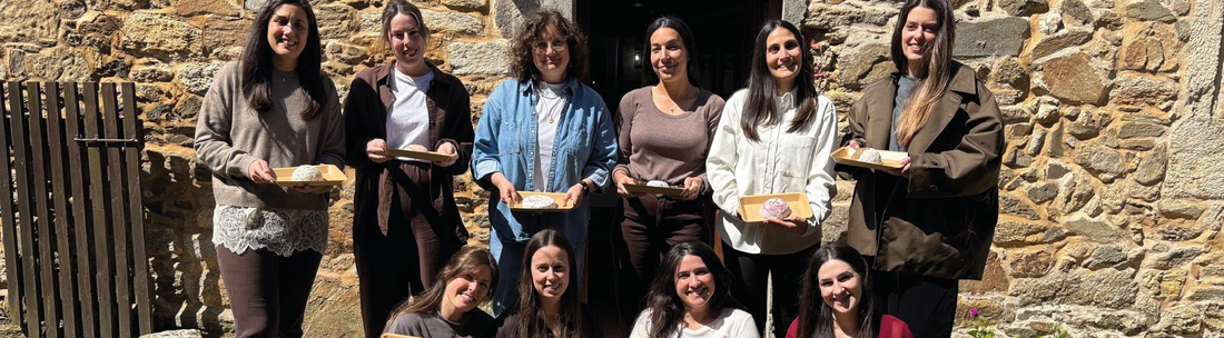 Amigas disfrutando de un desayuno y taller creativo de papel maché en Zolás