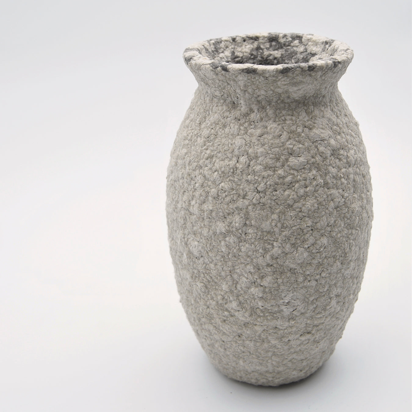  Jarrón pequeño artesanal de papel maché en tonos beige natural y gris hecho a mano en Galicia para flores secas 