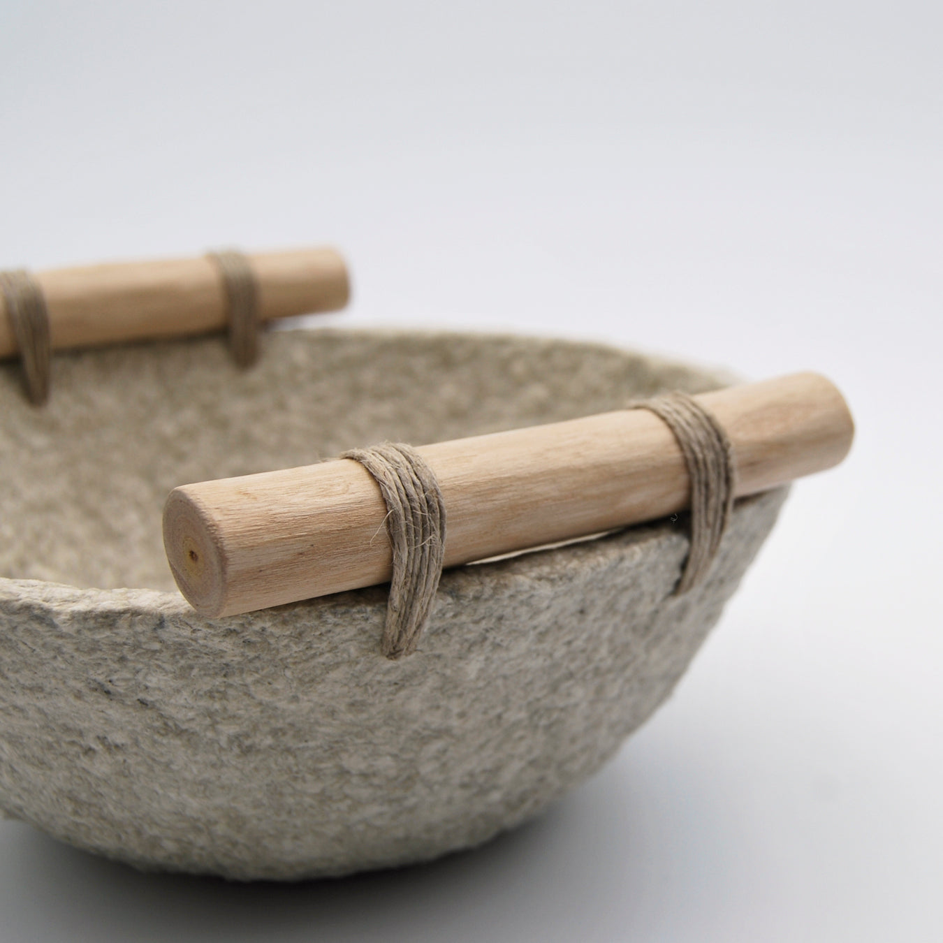 cuenco mediano de papel maché color beige natural material reciclado con asas de madera y fío de cáñamo hecho a mano en Galicia artesanía sostenible 