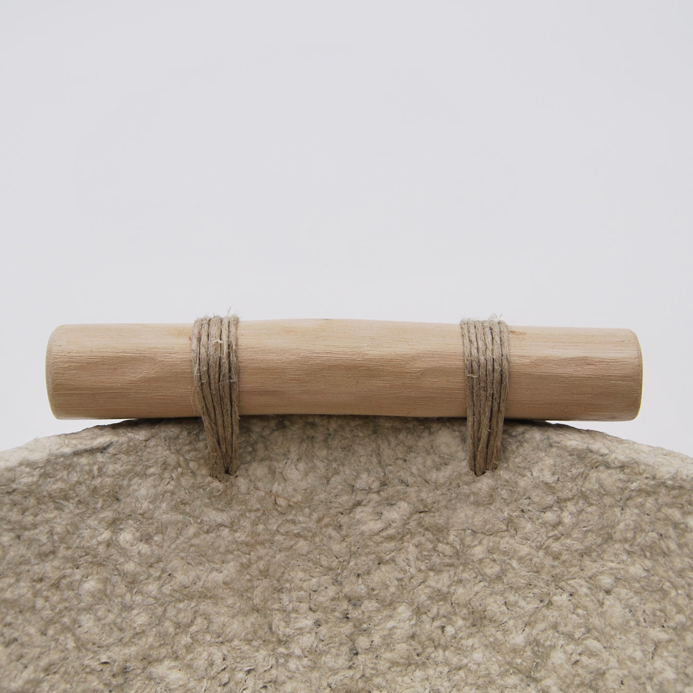 detalle enganche madera cuenco mediano de papel maché color beige natural material reciclado con asas de madera y fío de cáñamo hecho a mano en Galicia material reciclado