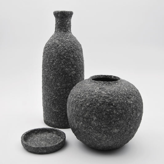 botella, jarrón redondo, plato pequeño hechos a mano con papel maché en Galicia decoración de interiores artesanía sostenible