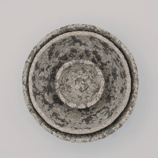 Varios tamaños de cuencos colores blanco y gris textura hecho con papel maché artesanal en Galicia papel reciclado diseño sostenible