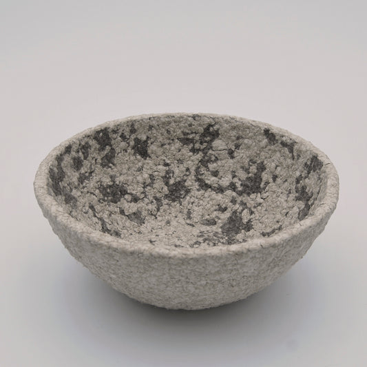 cuenco grande hecho con papel maché colores gris y blanco reciclado natural artesanía de Galicia diseño de interiores