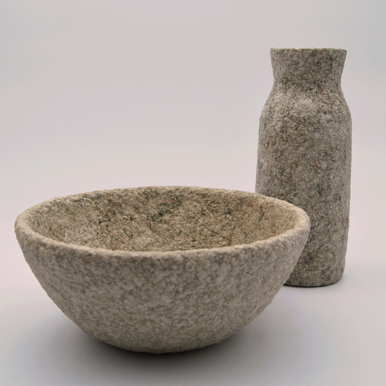 Cuenco grande y jarrón estrecho de papel maché colores beige natural textura piedra verde y terracota diseño artesanal sostenible para decoración interior hecho en Galicia