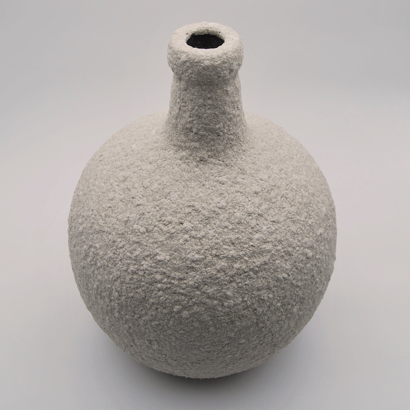 Jarrón grande damajuana artesanal de papel maché en tonos blanco y beige hecho a mano en Galicia