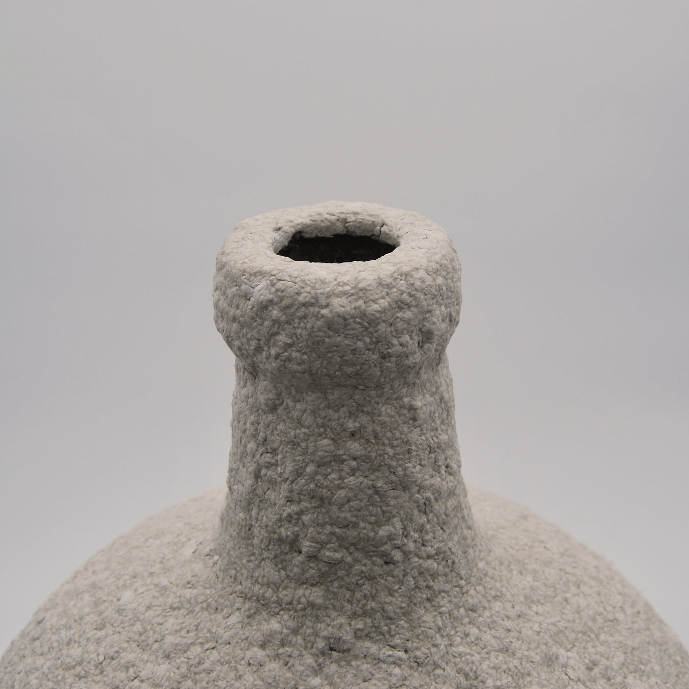 Detalle damajuana jarrón decorativo grande papel maché blanco tonos naturales 
