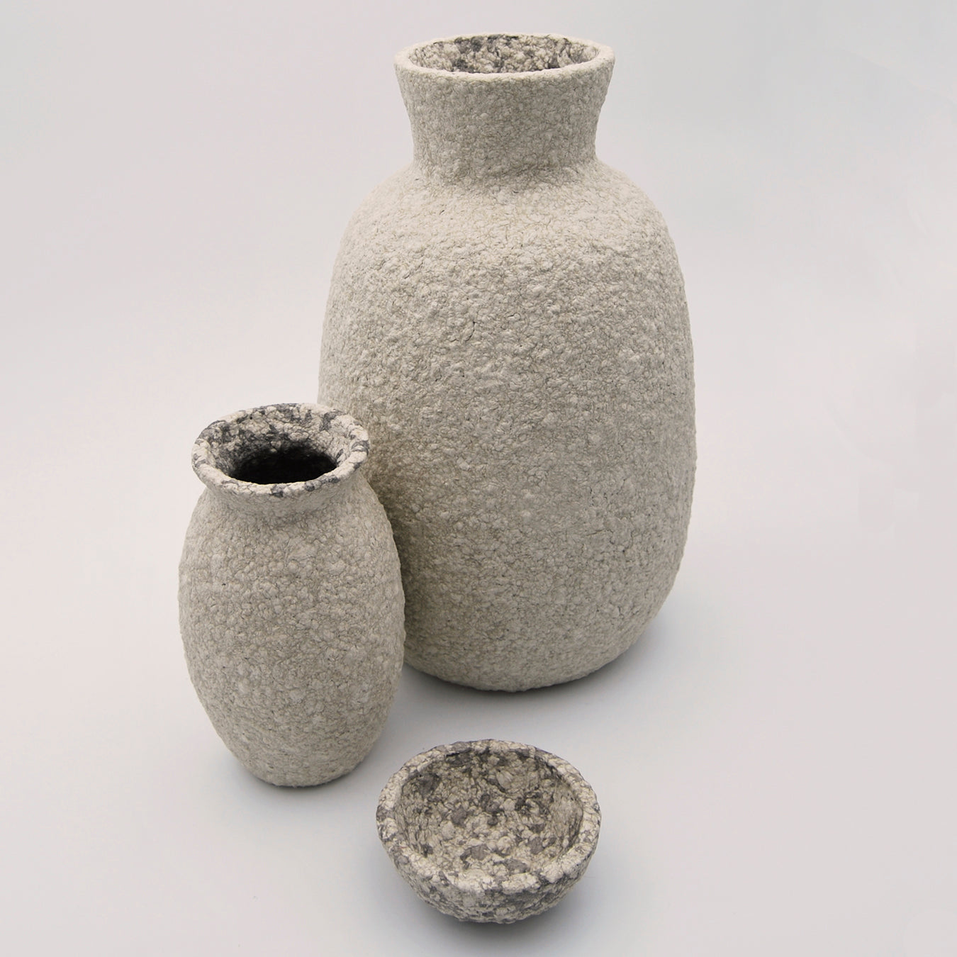 Jarrón grande jarrón pequeño y cuenco artesanal de papel maché en tonos blanco beige y gris hechos a mano en Galicia diseño de interiores reciclado sostenible
