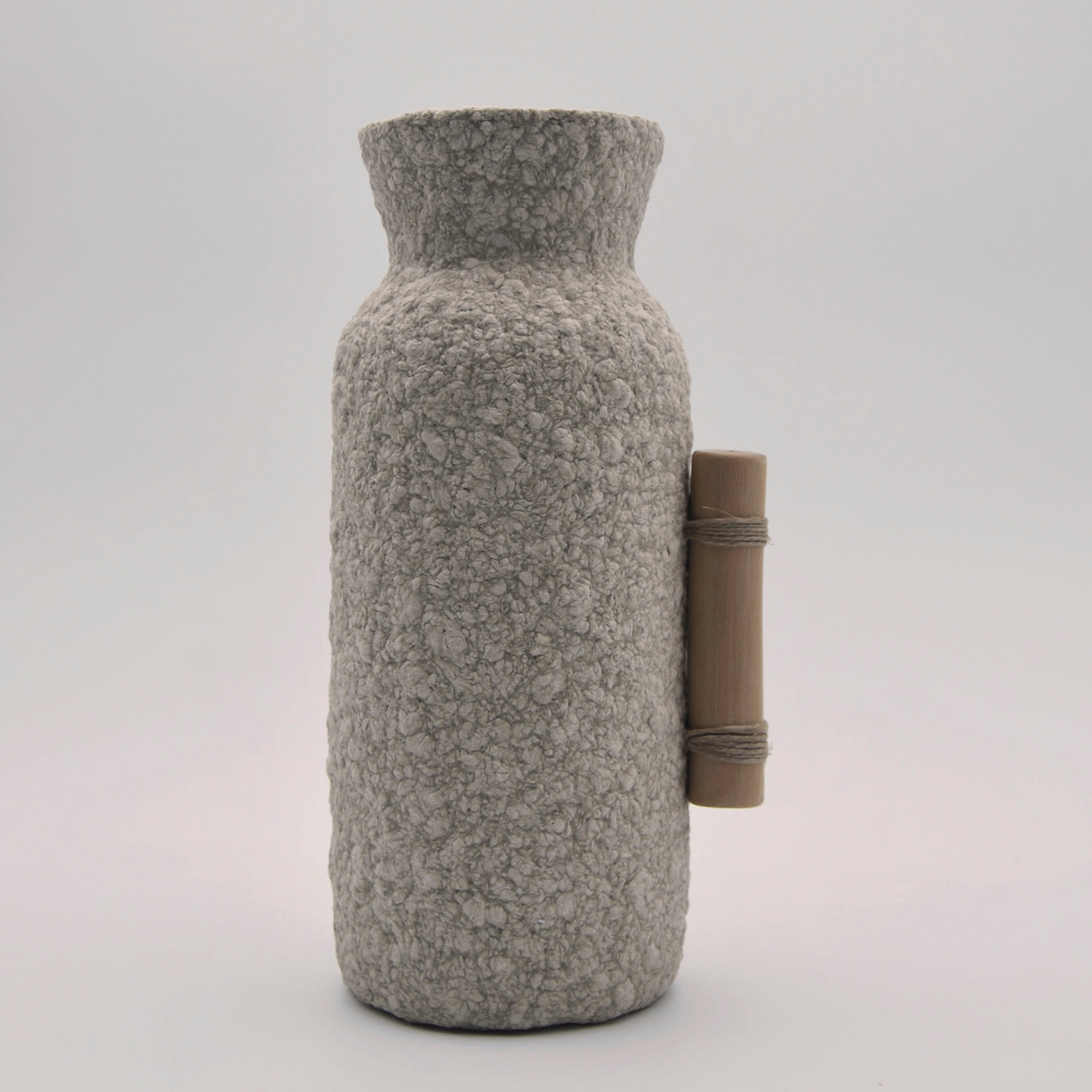 jarrón mediano con madera y fío de cáñamo hecho a mano en Galicia con papel maché color beige natural
