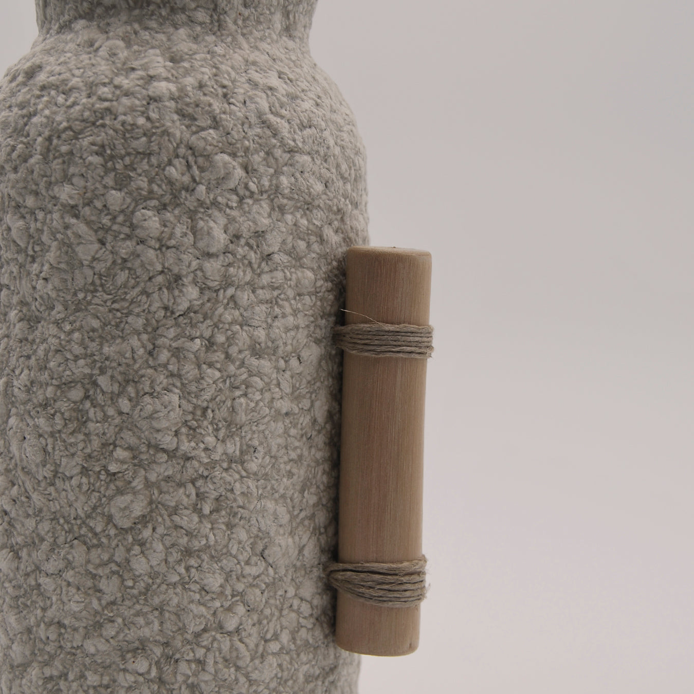 detalle madera jarrón mediano con madera y fío de cáñamo hecho a mano en Galicia con papel maché color beige natural para decoración de interiores