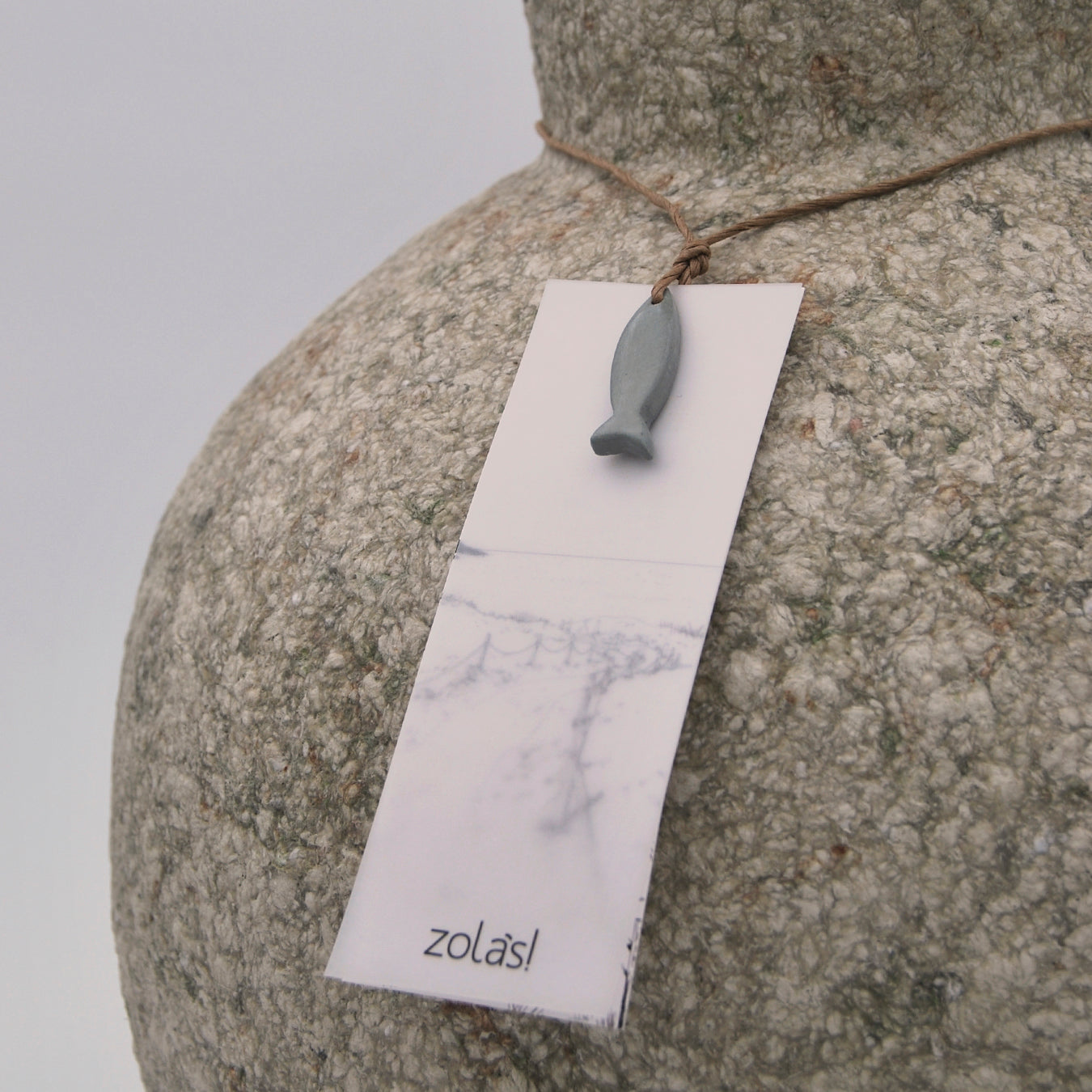 Detalle textura y etiqueta con pez de arcilla polimérica jarrón grande papel maché decoración interiores hecho a mano en galicia