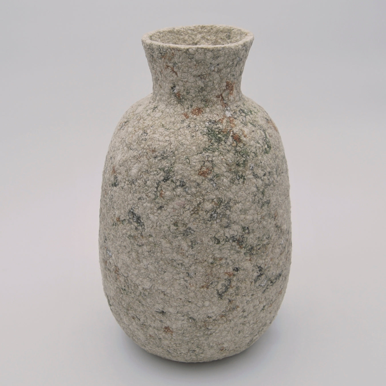 Jarrón grande artesanal de papel maché en tonos blanco, beige verde y terracota hecho a mano en Galicia para flores secas