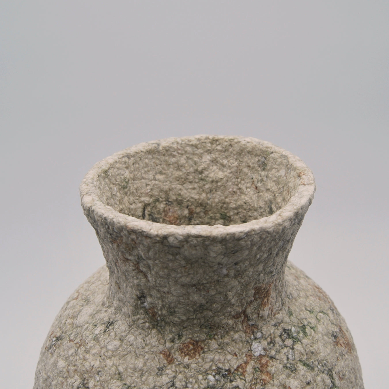 Detalle de jarrón grande hecho a mano con papel maché en tonos blanco, beige verde y terracota artesanía de Galicia para flores secas diseño de interiores