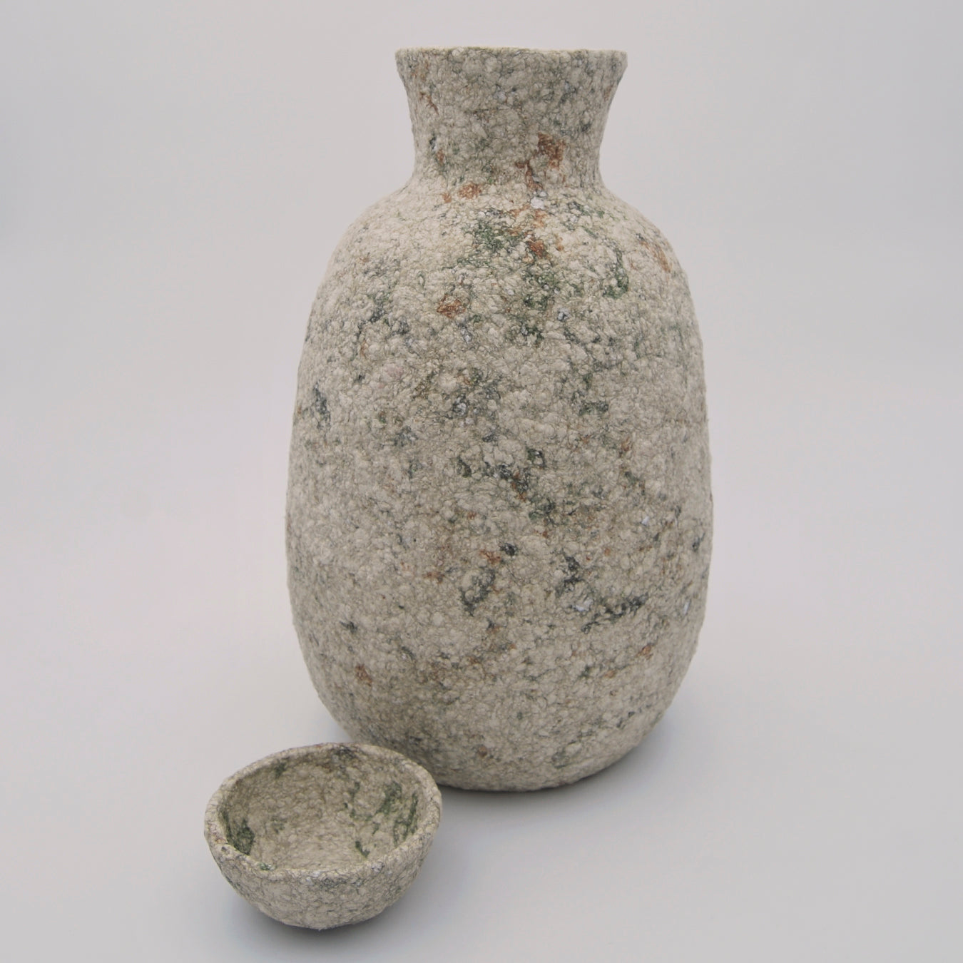 Cuenco pequeño y jarrón grande hechos a mano con papel maché en tonos blanco, beige verde y terracota artesanía de Galicia para flores secas diseño de interiores