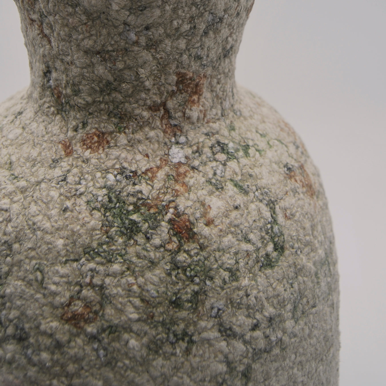 Detalle de jarrón grande hecho a mano con papel maché en tonos blanco, beige verde y terracota artesanía de Galicia para flores secas diseño de interiores
