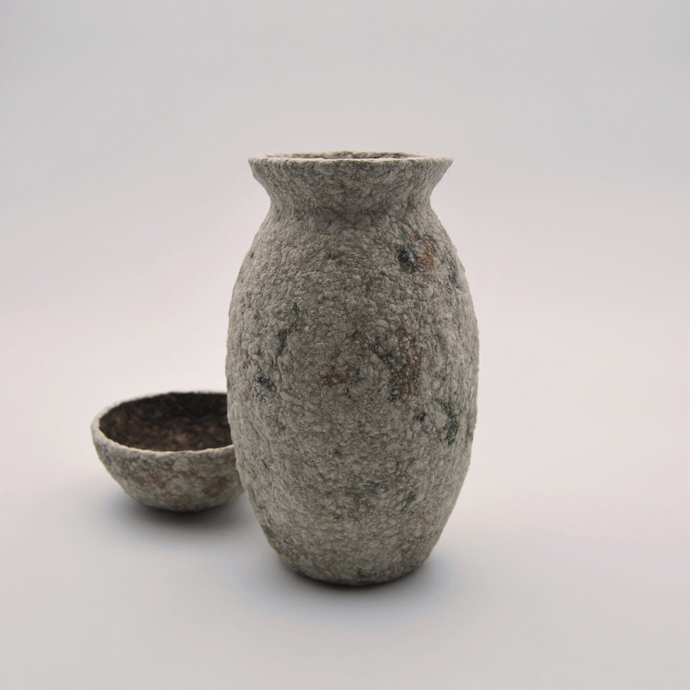 jarrón pequeño hecho a mano con papel maché en Galicia colores beige natural verde y terracota perfecto para flores secas y decoración de interiores