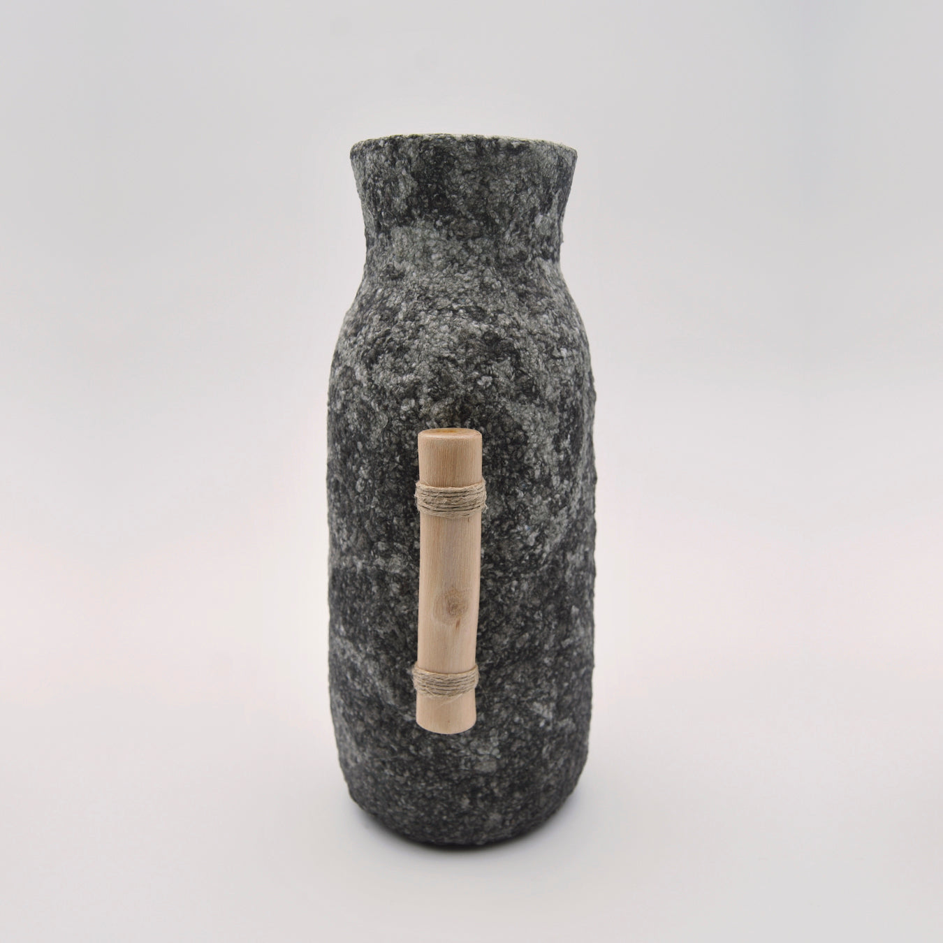 vista perfil jarrón de papel maché dos colores interior verde exterior mezcla verde y gris con asa de madera y fío de cáñamo hecho a mano en Galicia para diseño de interiores artesanía sostenible