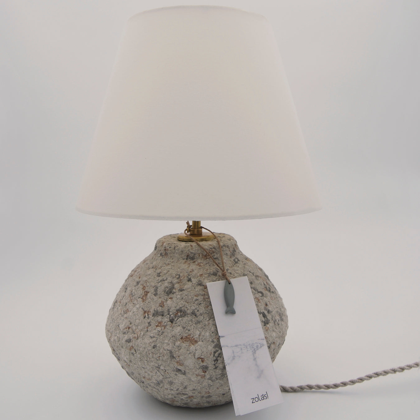 lámpara sobremesa papel maché blanco gris terracota latón cable lino trenzado pantalla blanca