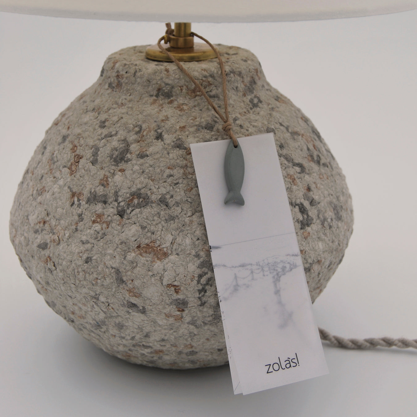 lámpara sobremesa papel maché blanco gris terracota latón cable lino trenzado pantalla blanca