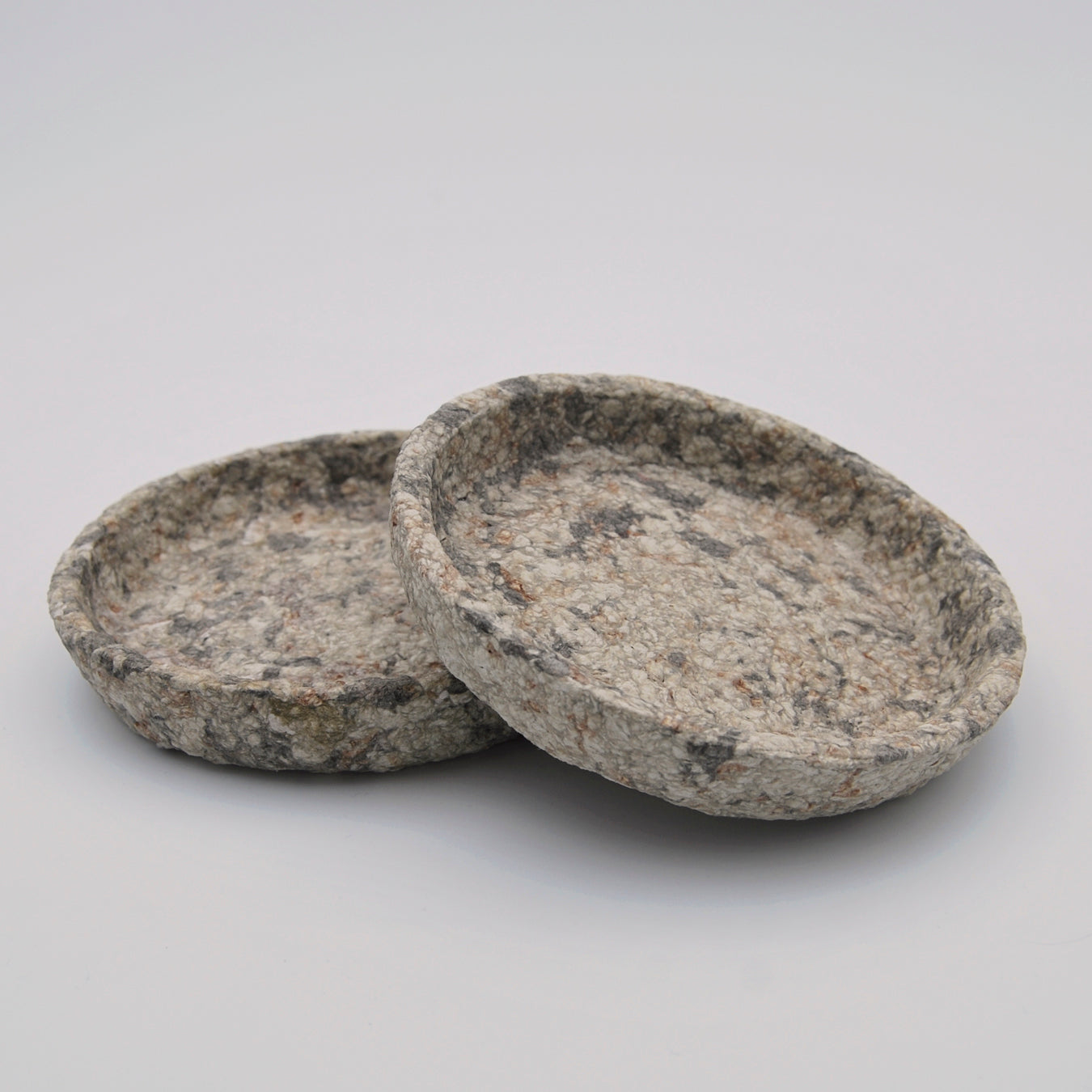 plato mediano hecho con papel maché colores textura piedra beige terracota y gris diseño de interiores artesanía sostenible hecho a mano en Galicia