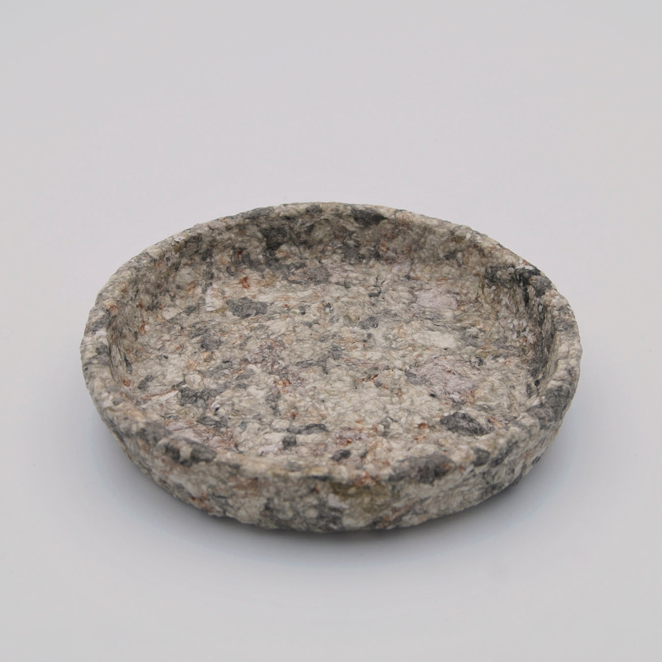 plato mediano hecho con papel maché colores textura piedra beige terracota y gris diseño de interiores artesanía sostenible hecho a mano en Galicia para guardar llaves o joyas