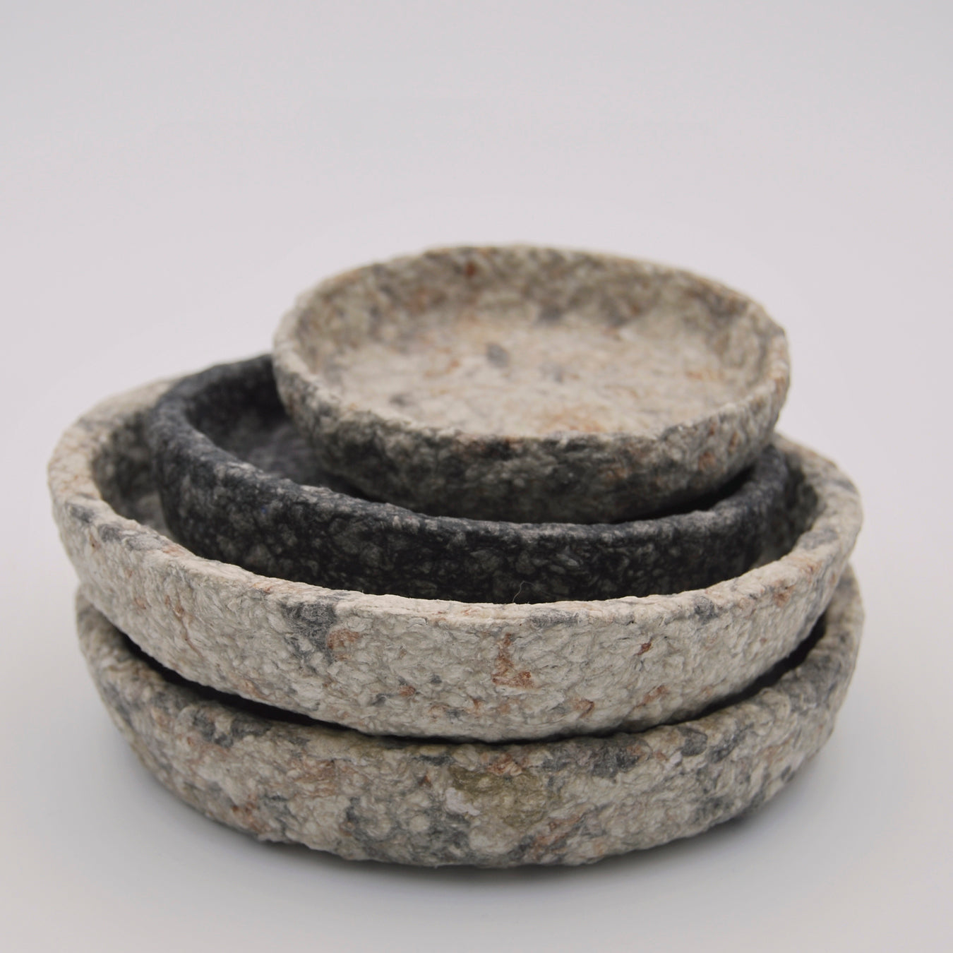 platos varios tamaños hechos con papel maché colores textura piedra beige terracota y gris diseño de interiores artesanía sostenible hecho a mano en Galicia